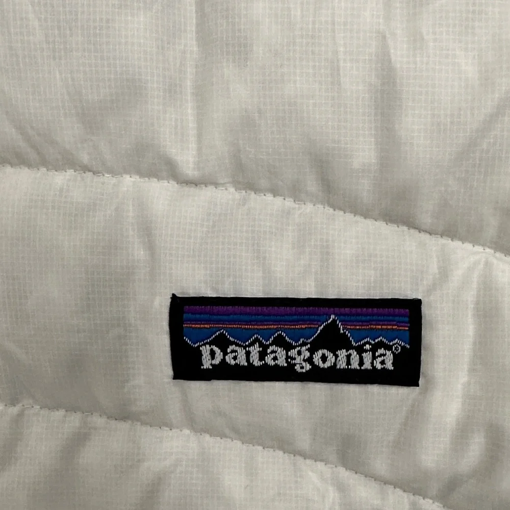 Patagonia Women's White Puffer Vest. Size Large. - Picture 2 of 6